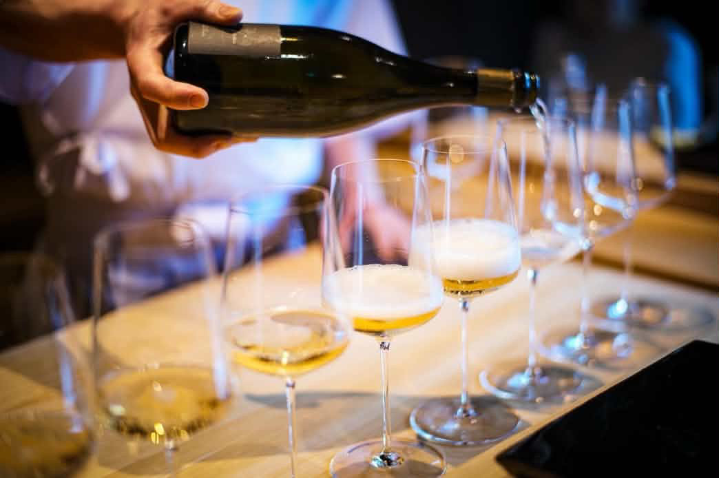 グラスに飲み物を注ぐ手元