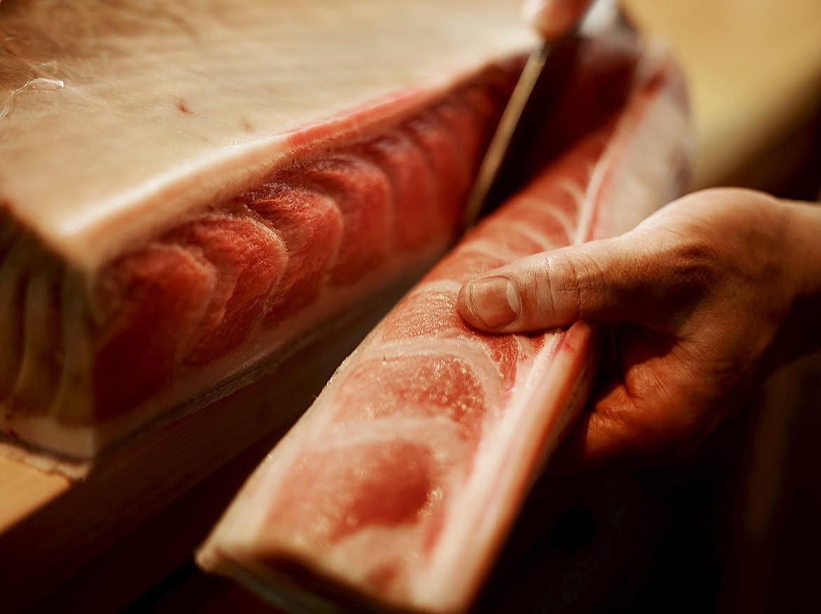 魚の身を手に取り確かめる様子