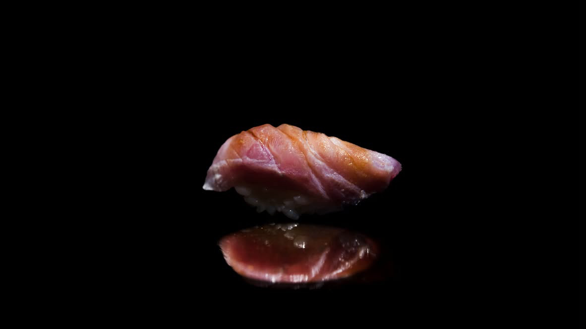 艶のある魚の身をのせた握り鮨