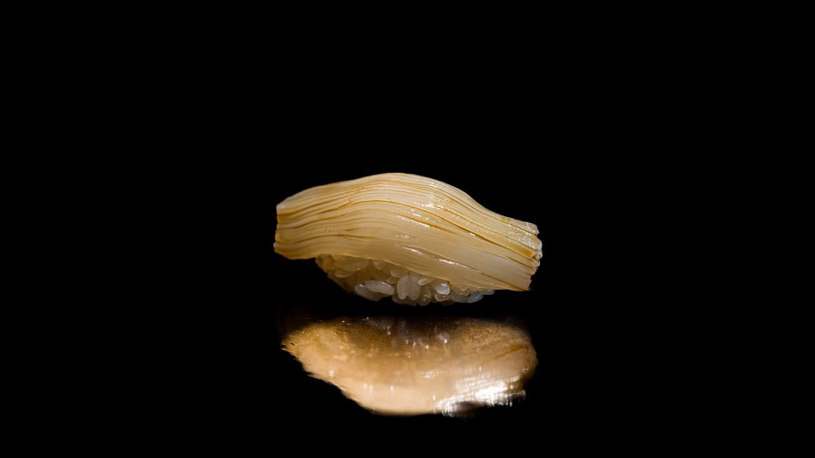 白い魚の身を重ねた握り鮨