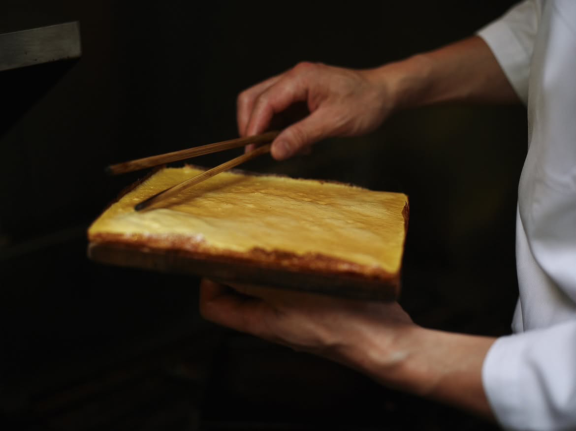 焼き上がった卵焼きを扱う手元