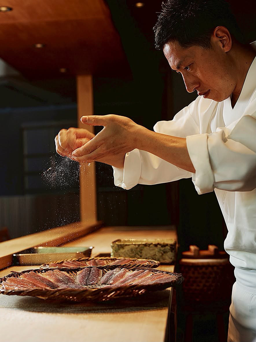 魚の仕込みに向き合う店主